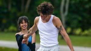 Camila Cabello e Shawn Mendes: stanno ufficialmente insieme? Ecco le foto della cantante a casa di lui 