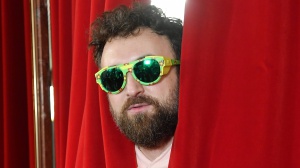 Chi è Dargen D’Amico: gli occhiali da sole, chi è, x factor, i brani in gara a Sanremo 