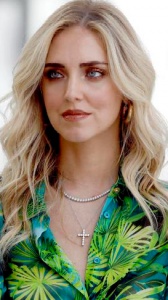 Chiara Ferragni stupisce ancora: esce la sua linea per la scuola che racchiude messaggi positivi per i giovani