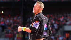 Chris Martin: dopo aver annullato il tour dei Coldplay si concede una fuga romantica con Dakota Johnson