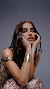 Clara su Radio Zeta lancia il suo ultimo singolo “Nero Gotico” 