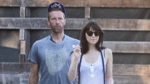 Coldplay, Chris Martin riceve il supporto di Dakota Johnson a Glastonbury