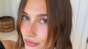 Come ricreare lo "Strawberry make-up", la tendenza trucco lanciata da Hailey Bieber