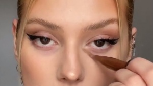 Disegnare delle occhiaie finte con un rossetto è il nuovo trend di TikTok sull'accettazione di sè