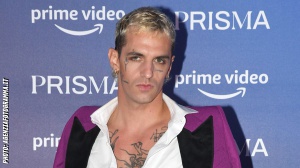 Domani esce Prisma, la nuova serie che racconta l’adolescenza e le difficoltà di diventare grandi con Achille Lauro nel cast
