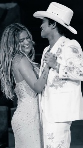 Drake spiazza tutti sul palco con Karol G, ma la reazione social di Bruno Mars è epica!