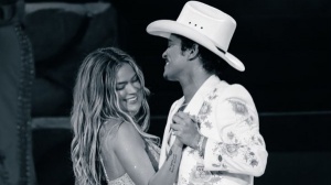 Drake spiazza tutti sul palco con Karol G, ma la reazione social di Bruno Mars è epica!