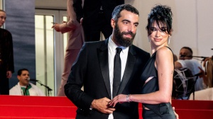 Dua Lipa e Romain Gavras sono ufficialmente una coppia e Anwar Hadid reagisce male! Ecco le foto spaventose dell’ex della cantante