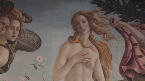 Due influencer seminude agli Uffizi, foto virale: spunta una giustificazione assurda