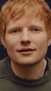 Ed Sheeran affitta il museo del Louvre per fare una sorpresa a suo padre John