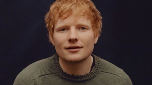 Ed Sheeran affitta il museo del Louvre per fare una sorpresa a suo padre John