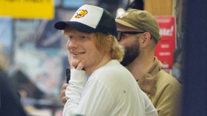 Ed Sheeran si è fatto costruire una tomba nel giardino di casa sua