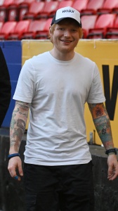 Ed Sheeran sorprende un cantante di strada nella metropolitana di New York. Ecco il video!
