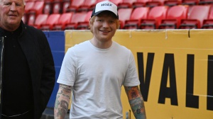 Ed Sheeran sorprende un cantante di strada nella metropolitana di New York. Ecco il video!