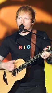 Ed Sheeran, una sua chitarra va all'asta per aiutare un ospedale italiano