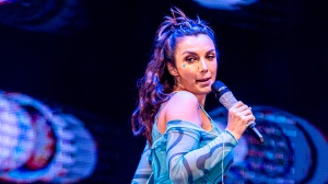 Elettra Lamborghini si ferma durante l'esibizione e urla: " Hai bevuto? Non mi interessa..."
