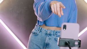Elisa Esposito lascia TikTok, la "prof di corsivoe": "Ho attacchi di pianto tutti i giorni"