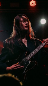 Emma Nolde apre il Premio Tenco 2025 al Teatro Ariston di Sanremo