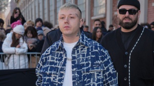 "Facciamo chiarezza. Non è questione di mettere nei guai un fan...": cosa racconta Lazza sui social