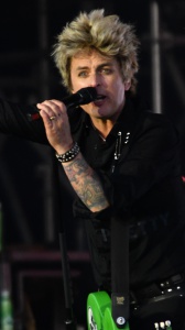 Fan suona "Wonderwall" sul palco dei Green Day. Billie Joe lo caccia: "Canzone sbagliata!"