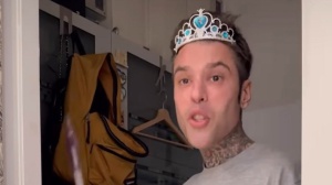 Fedez canta un brano di Elisa, spettacolo improvvisato sui social davanti a Vittoria e Leone