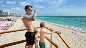 Fedez in versione bagnino a Miami: ecco le foto che diventano virali
