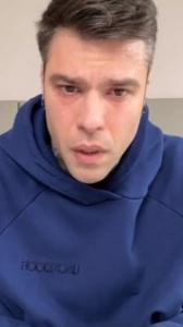 Fedez torna sui social e parla della sua malattia: “Grazie a mia moglie che è sempre al mio fianco giorno e notte”