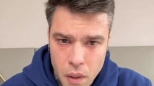 Fedez torna sui social e parla della sua malattia: “Grazie a mia moglie che è sempre al mio fianco giorno e notte”