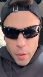 "Scusate, volevo dirvi che la canzone è mia": cosa succede a Fedez in un locale di Londra