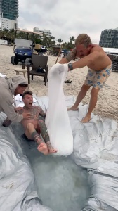 Fedez vola a Los Angeles, vacanza extra lusso. Inizia un weekend all'insegna della musica