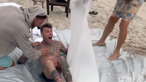Fedez vola a Los Angeles, vacanza extra lusso. Inizia un weekend all'insegna della musica