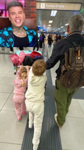 Fedez vola a Miami con i suoi genitori, ci sono anche Leone e Vittoria