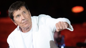 Gianni Morandi dice basta ai social: "Vediamo se ci fa bene". Ma in Rete tutti lo rivogliono...
