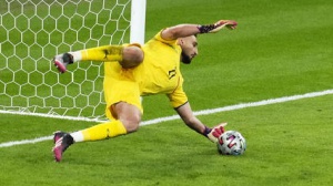 Gigio Donnarumma, quando la 'Generazione Z' è da applausi ma deve convivere (e crescere) con i fischi