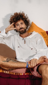 Gio Evan su Radio Zeta racconta Palo Santo, il suo ultimo singolo: “Un inno all’amicizia, all’amore e al sostegno incondizionato”