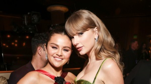 Golden Globes 2024, i 10 migliori momenti dal bacio di Timothée Chalamet e Kylie Jenner ai meme di Taylor Swift