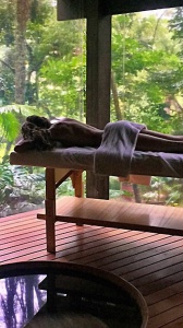 Gua Sha, il massaggio cinese con le pietre spopola sui social: ecco come si esegue