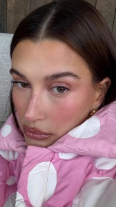 Hailey Bieber lancia il Sugar Plum Fairy make up ed è subito virale