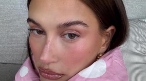 Hailey Bieber lancia il Sugar Plum Fairy make up ed è subito virale