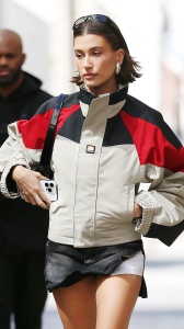 Hailey Bieber parla della sua salute un anno dopo l’intervento al cuore