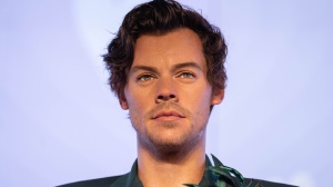 Harry Styles a petto nudo durante l'ondata di caldo a Londra