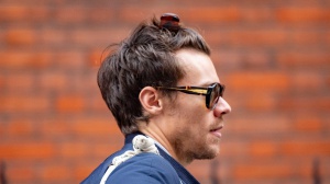 Harry Styles cambia di nuovo taglio di capelli! Ecco le foto del nuovo look