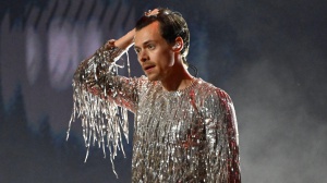 Harry Styles ed Emily Ratajkowski stanno insieme? Ecco le reazioni del web al bacio virale.