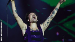 Harry Styles onora la Regina Elisabetta durante il suo concerto a New York 