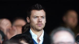 Harry Styles si nasconde e prende un treno per Parigi! Ecco le foto