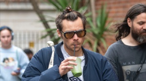 Harry Styles si rasa i capelli! Ecco il video con Taylor Russell al concerto degli U2