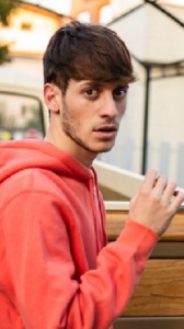 Holden  svela un segreto dopo Amici: "Avrei voluto baciarla". Frase choc in diretta