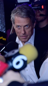Hugh Grant parla di come gli smartphone abbiano rovinato il set cinematografico. Ecco quello che ha rivelato 