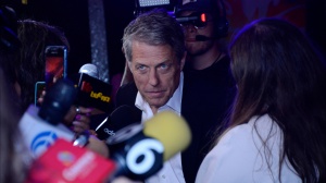 Hugh Grant parla di come gli smartphone abbiano rovinato il set cinematografico. Ecco quello che ha rivelato 