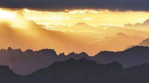 I migliori libri da leggere per ogni età, diamo uno sguardo a “Dove cadono le stelle” e a “Il suo odore dopo la pioggia”